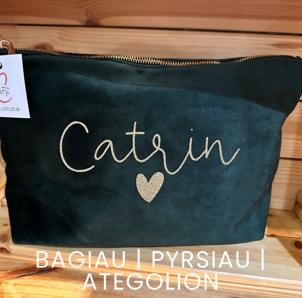 Bagiau, Pyrsiau ac Ategolion - Nwyddau Cymraeg