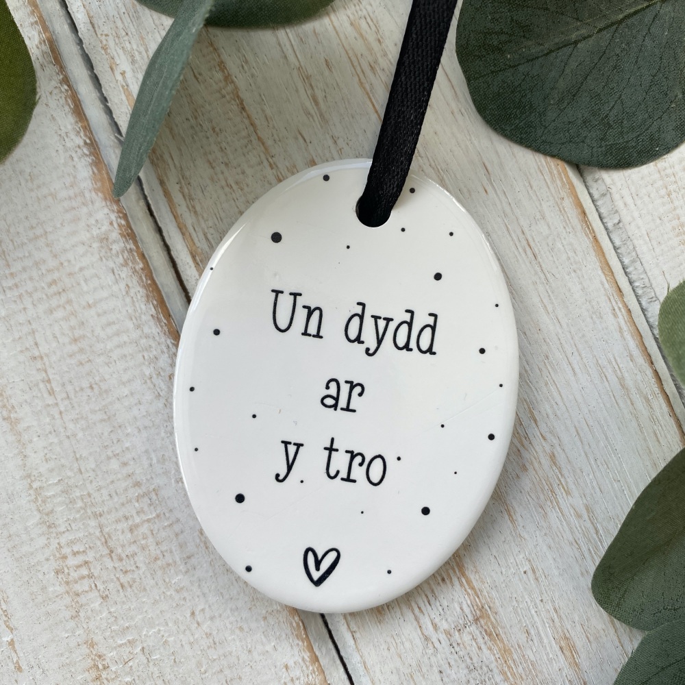 Addurn un dydd ar y tro  Cerameg | Welsh One day at a time Ceramic Decorati