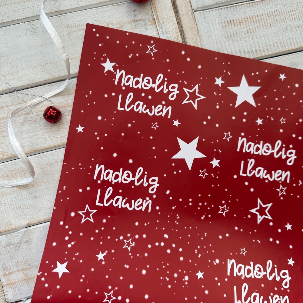 Papur lapio Nadolig Llawen Serrenog Coch | Welsh Merry Christmas Wrapping Paper in a Red Starry Design