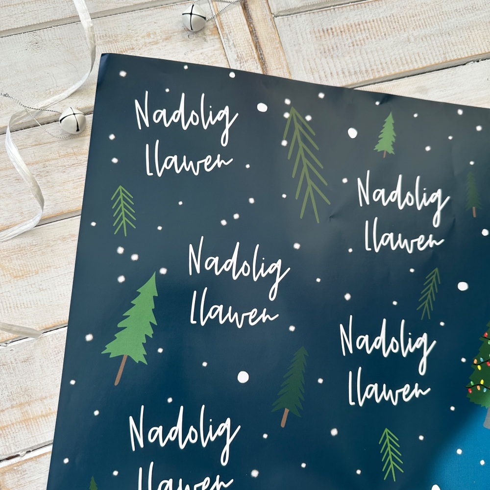 Papur lapio Nadolig Llawen Coed Glas | Welsh Merry Christmas Wrapping Paper