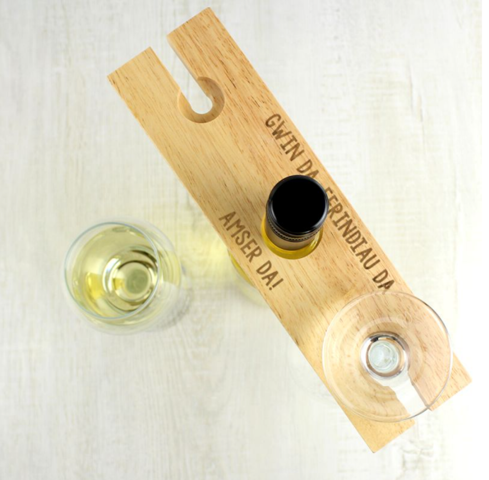 Gwin da, Ffrindiau da,  Amser daliwr gwin a gwydr | Welsh Wine Bottle and Glasses Holder