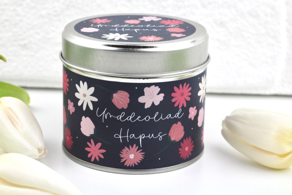 Cannwyll Ymddeoliad Hapus Darluniad Blodeuog | Ymddeoliad Hapus Bold Flower Tin Candle