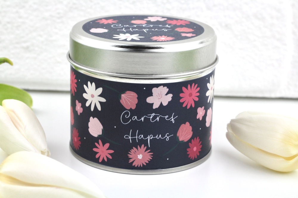 Cannwyll Cartref Hapus Darluniad Blodeuog | Cartref Hapus Bold Flower Tin Candle