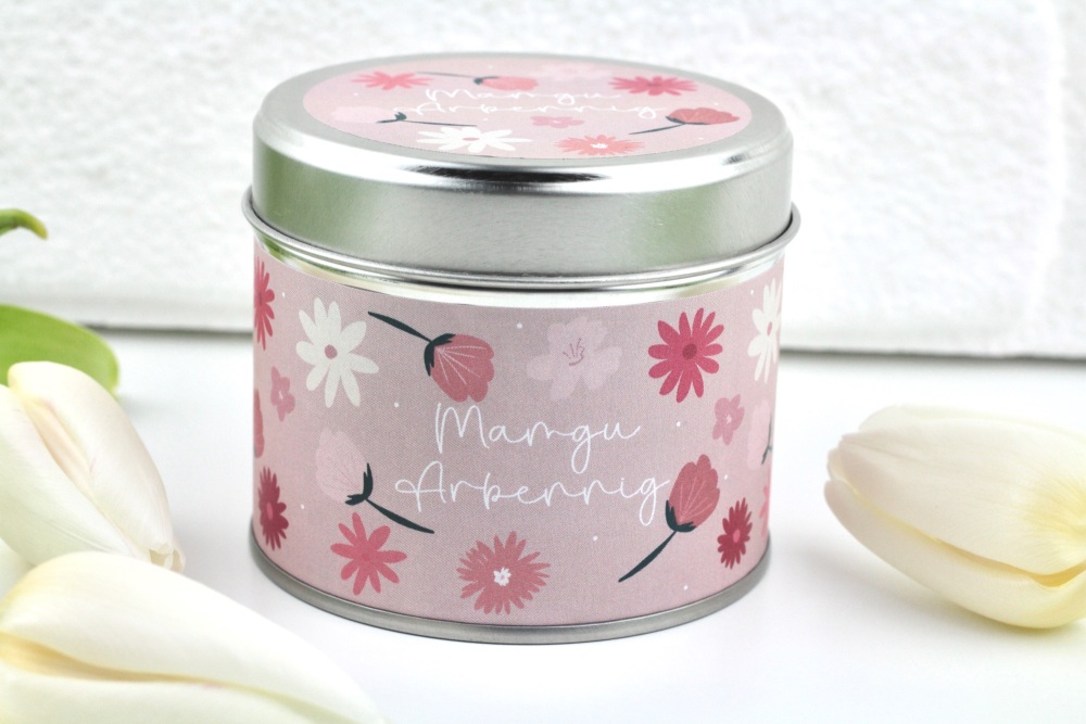 Cannwyll Mamgu Arbennig Darluniad Blodeuog | Mamgu Arbennig Bold Flower Tin Candle