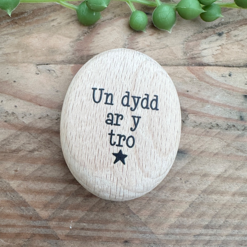 Tocyn Pren Un Dydd ar y Tro | Welsh Wooden one day at a time Token Gift