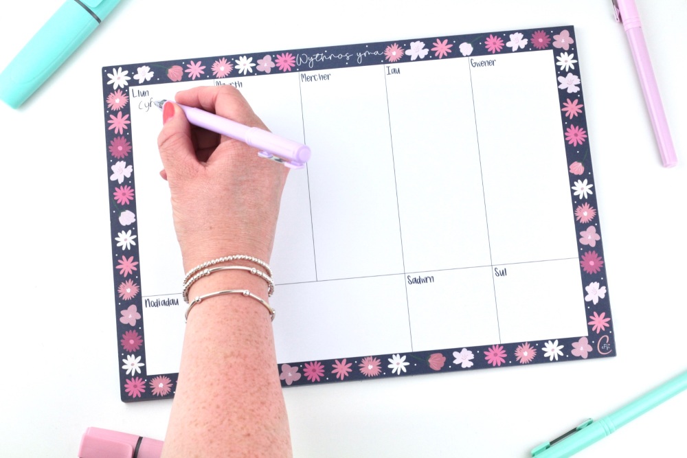 Cynllunydd Wythnos A4 Blodeuog | Welsh Weekly Planner in a Bold Flower Design