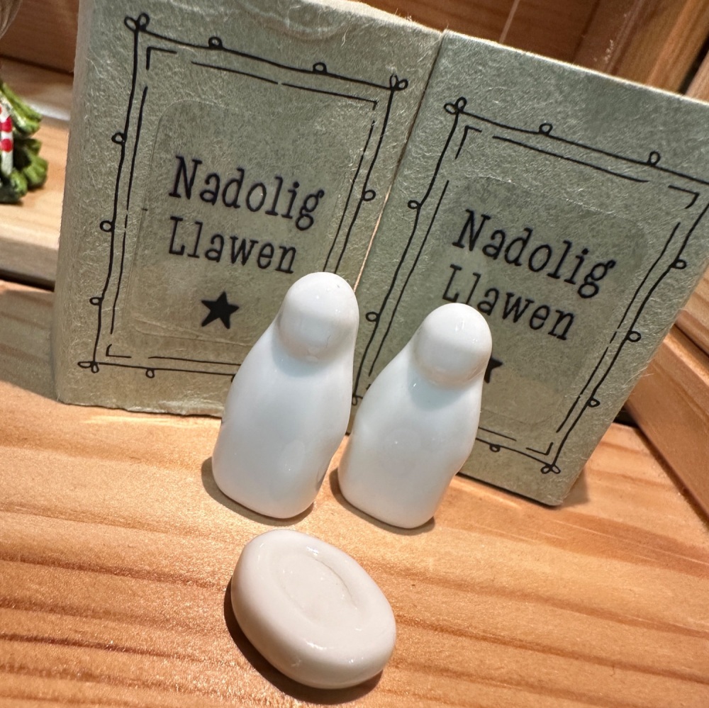 Anrheg Nadolig Llawen Stori'r Geni | Nadolig Llawen Nativity Scene in a Token Box