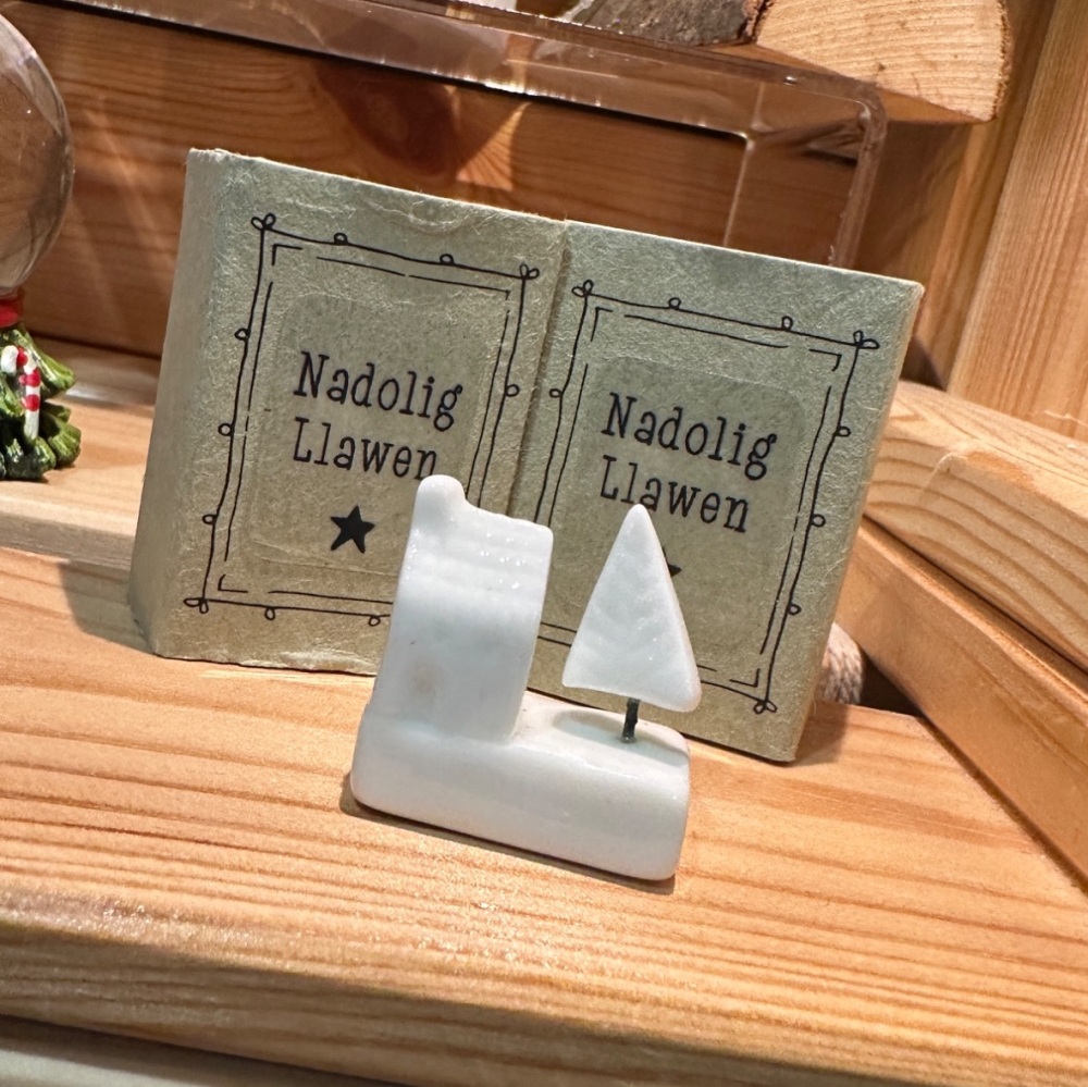 Anrheg Nadolig Llawen Golygfa Nadoligaidd | Nadolig Llawen Christmas Scene in a Token Box