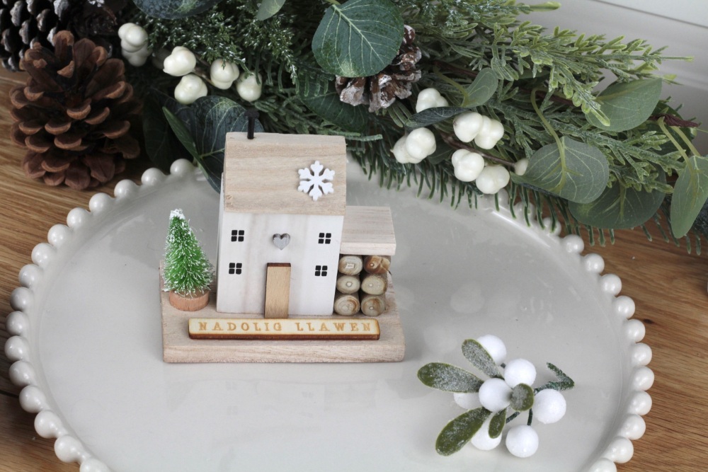 TÅ· Nadolig Llawen Pren Gwyn | Nadolig Llawen Wooden Christmas House Scene