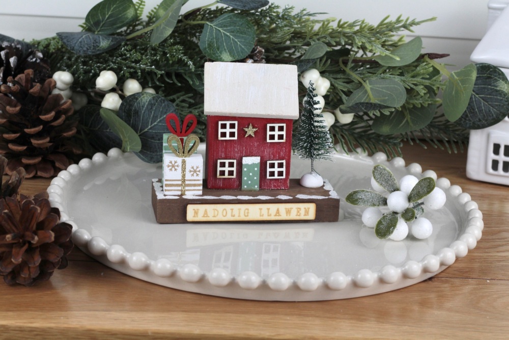 TÅ· Nadolig Llawen Pren Coch hefo Anrhegion | Nadolig Llawen Wooden Christmas House Scene Red Presents