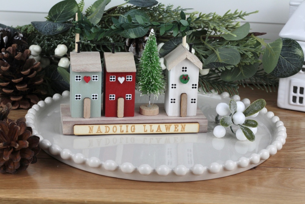 Tai Nadolig Llawen Pren Coch | Nadolig Llawen Wooden Christmas Houses Scene Red