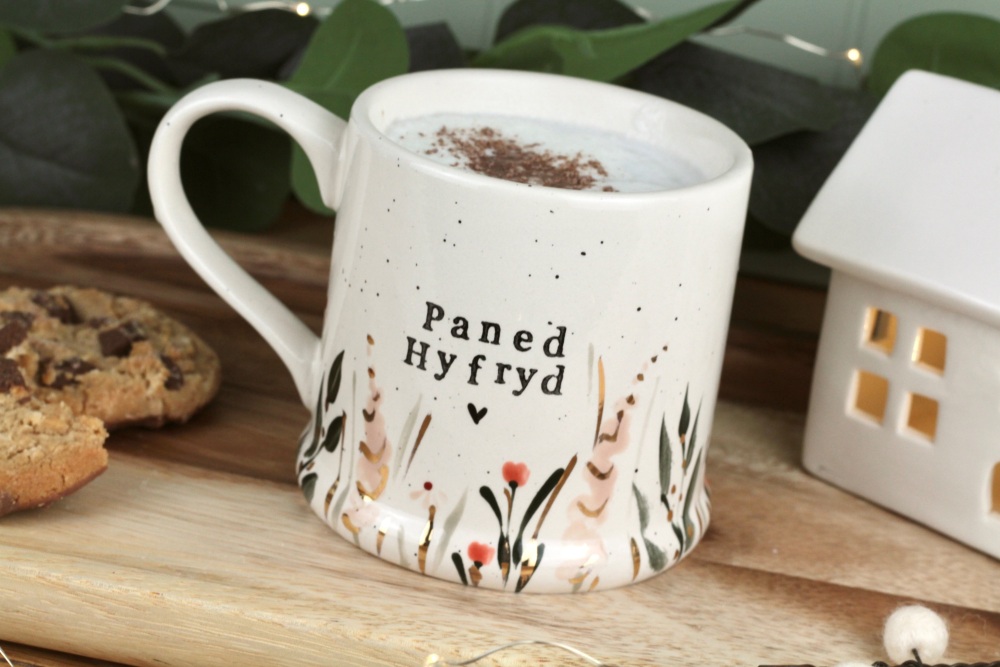 Mwg Paned Hyfryd Blodeuog Pinc | Welsh Lovely Cuppa Nude Gold Flora Mug