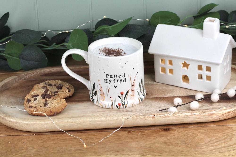 Mwg Paned Hyfryd Blodeuog Pinc | Welsh Lovely Cuppa Nude Gold Flora Mug