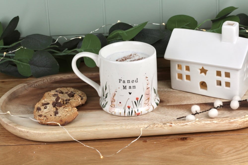 Mwg Paned Mam Hyfryd Blodeuog Pinc | Welsh Mum's Cuppa Nude Gold Flora Mug