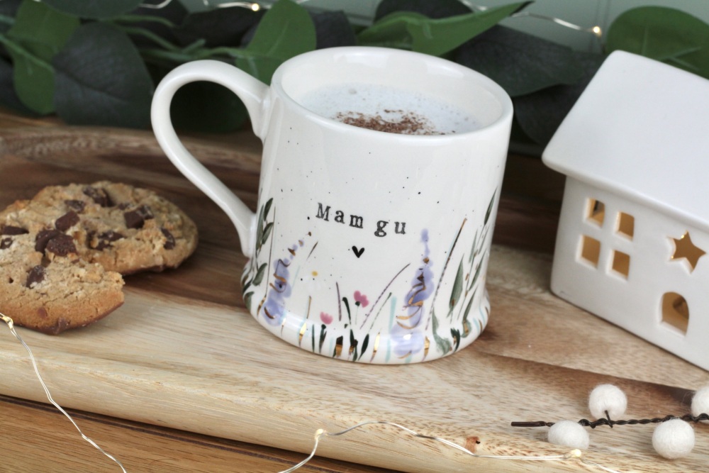 Mwg Mamgu Hyfryd Blodeuog Piws | Welsh Gran Pastel Gold Flora Mug