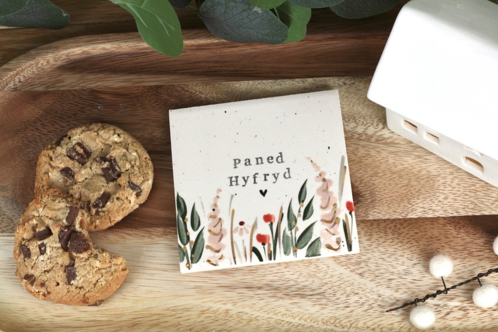 Mat Diod Paned Hyfryd Cerameg Blodeuog Pinc | Welsh Lovely Cuppa Ceramic Pink Floral Coaster