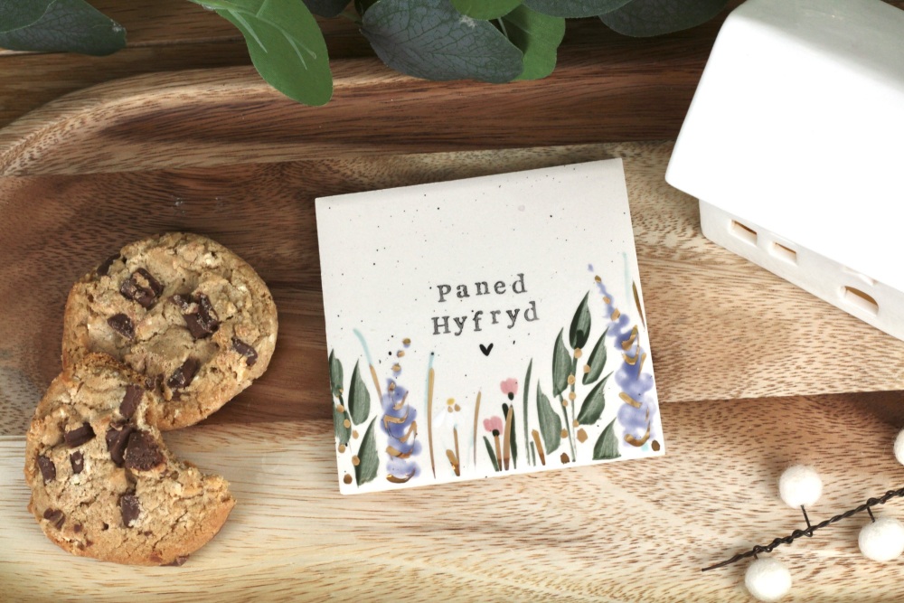 Mat Diod Paned Hyfryd Cerameg Blodeuog Piws | Welsh Lovely Cuppa Ceramic Purple Floral Coaster