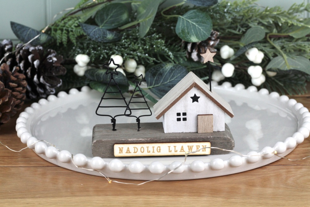 TÅ· Nadolig Llawen Pren Gwyn Coed | Nadolig Llawen Wooden Christmas Trees House Scene