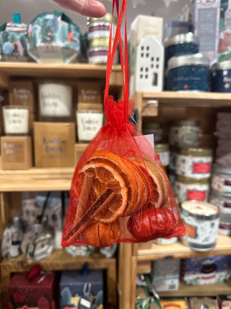 Small Red Bagged Christmas Scented Dried Fruit & Cinnamon Pourri