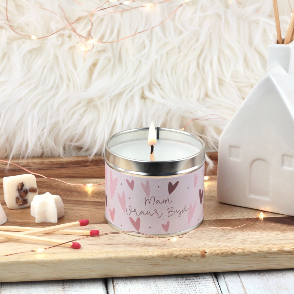 Cannwyll Mam Orau'r Byd Calonnog Pinc | Welsh Best Mum Bold Hearts Tin Candle