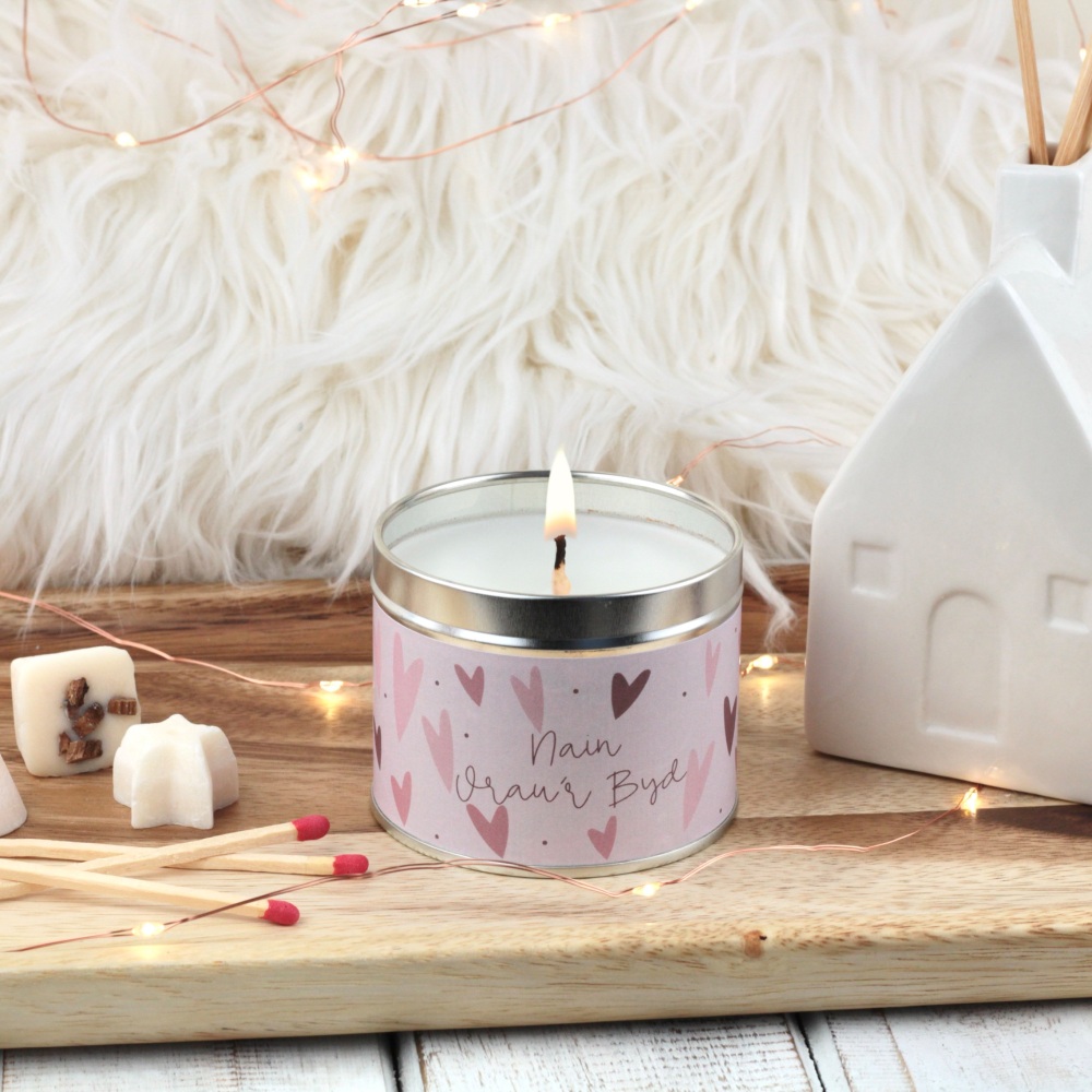 Cannwyll Nain Orau'r Byd Calonnog Pinc | Welsh Best Nan Bold Hearts Tin Candle