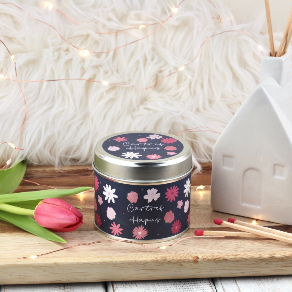 Cannwyll Cartref Hapus Darluniad Blodeuog | Cartref Hapus Bold Flower Tin Candle