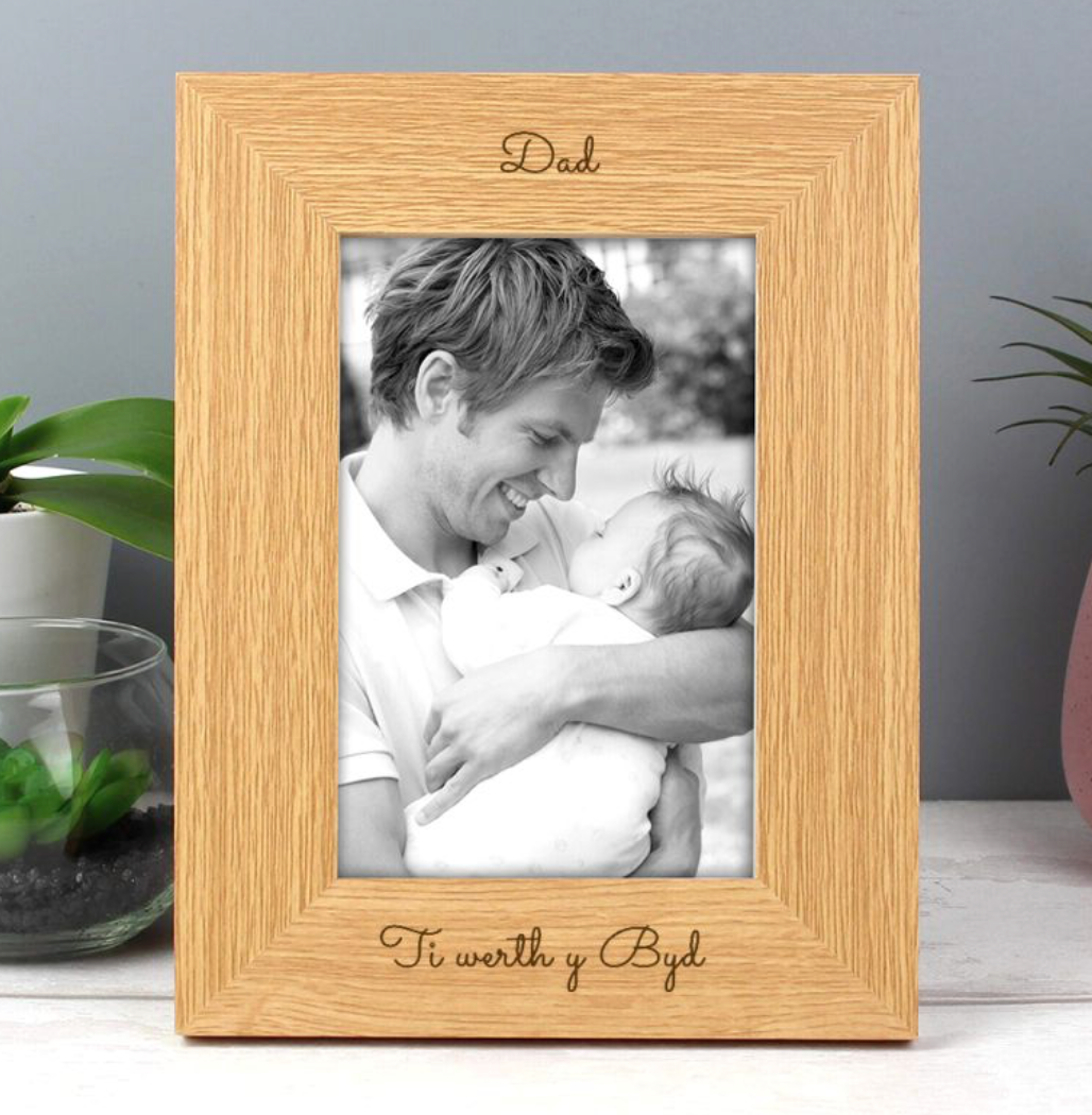 Dad, Ti werth y Byd Ffr&acirc;m Llun | Welsh Dad you mean the World to me Photo Frame