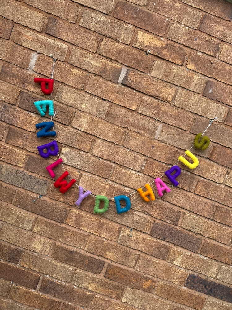 Bynting Penblwydd Hapus Lliwgar Ffelt | Welsh Happy Birthday Rainbow Felt Bunting