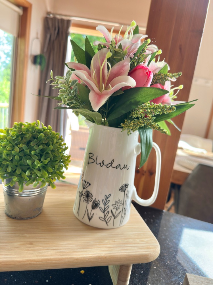 Jwg Blodau Tsieina | Welsh Bone China Flower Jug | Doodle Flower Design