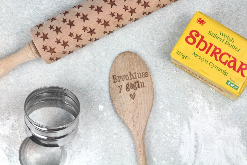 Llwy Bren Brenhines y Gegin | Welsh Queen of the Kitchen Wooden Spoon