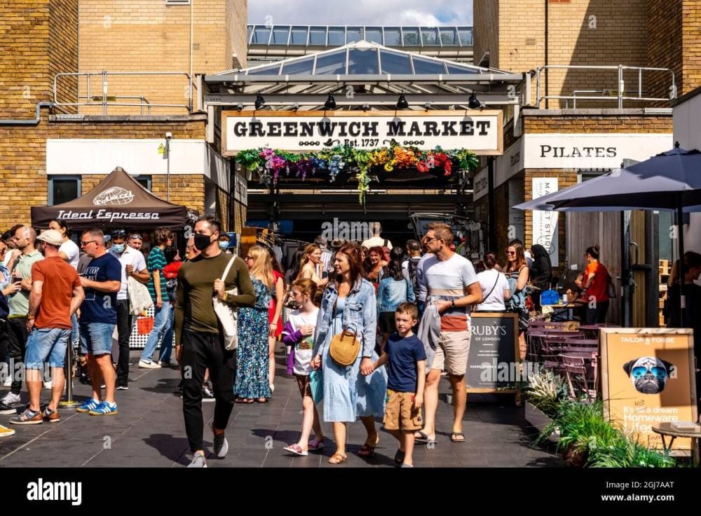 visitors-at-greenwich-market-greenwich-london-uk-2GJ7AAT