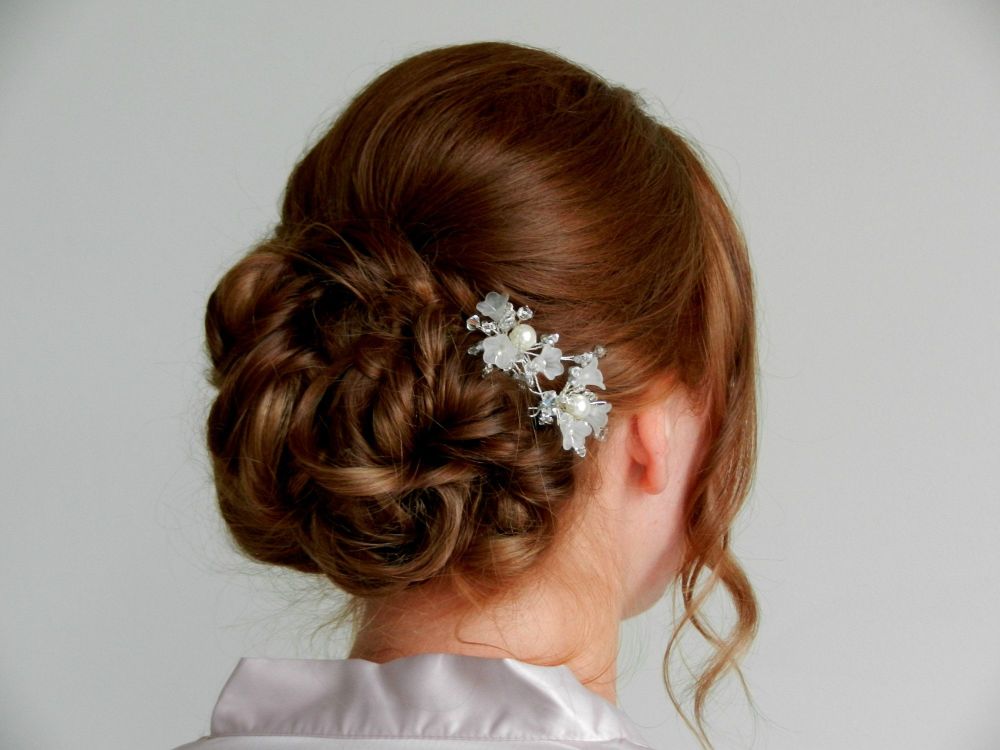 White-bridal-wedding-hair-accessory-UK-VRTY.bm 2.2