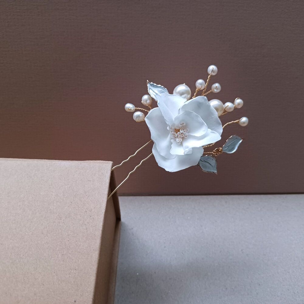 white petal flower hair pin with pearls Daphney.bride.2.shp