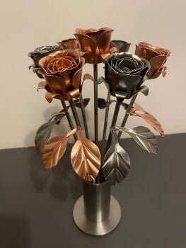 Rose arrangement in a steel vase WM1280