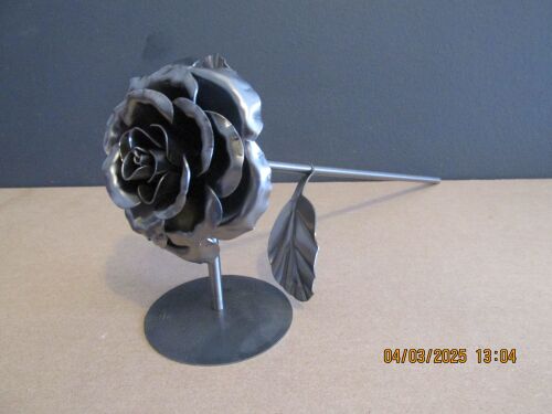 Steel metal rose with leaves WM1297