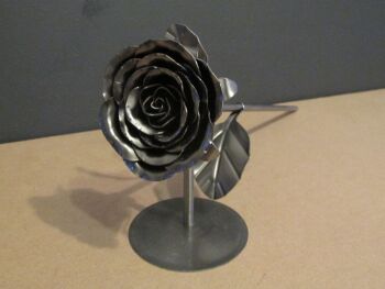 Steel birthday rose, metal rose with display stand WM1079