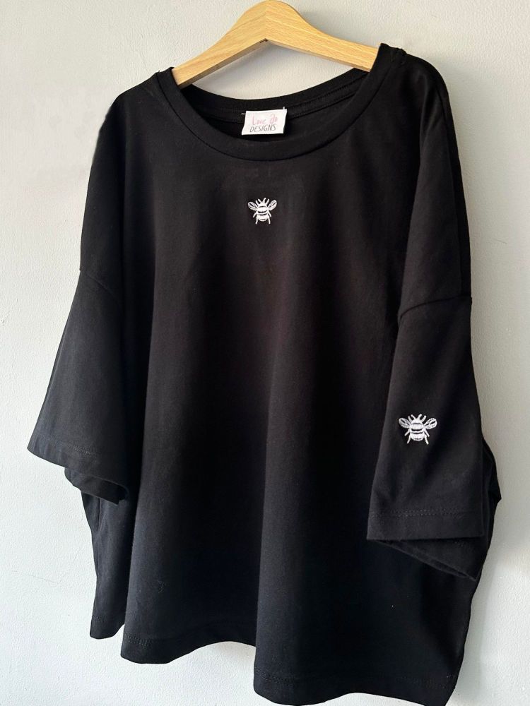 <!-- 001 --> Cropped Embroidered Bee T-shirt