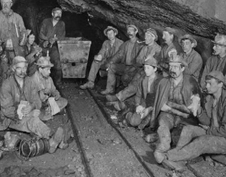 Cornish_Miners_Eating_Pasties