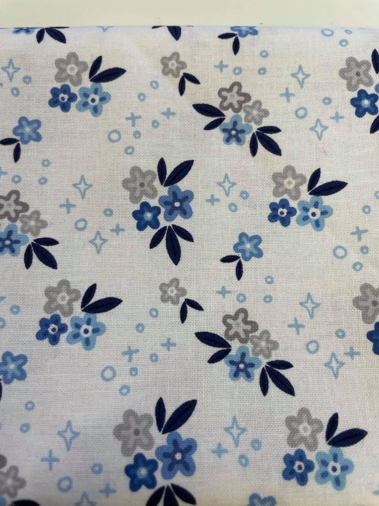 Riley Blake - Blue Stitch by Christopher Thompson 10061WHITE - Posies on Wh