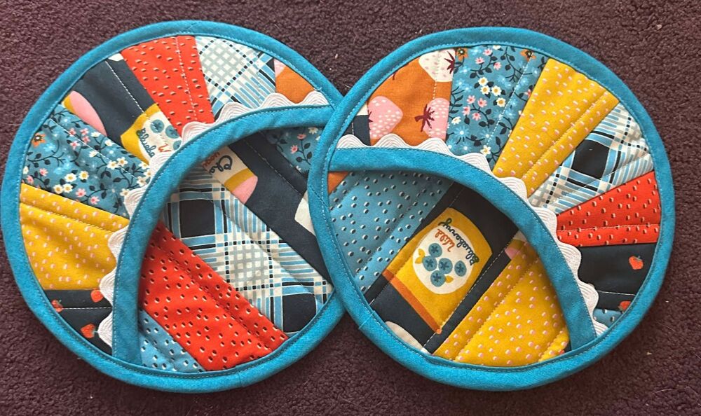 Pair of oven mitts 8" in diameter