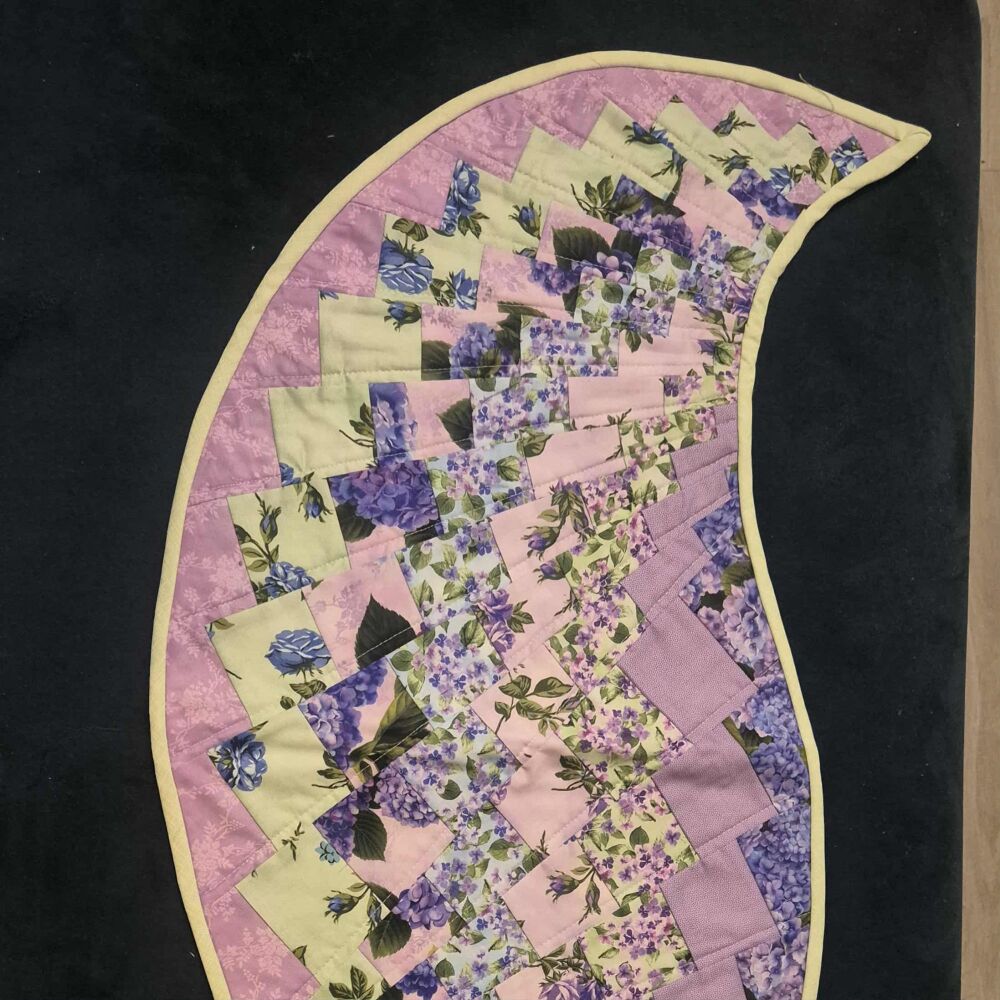 White Gecko Spiral Bargello table runner kit - Floral