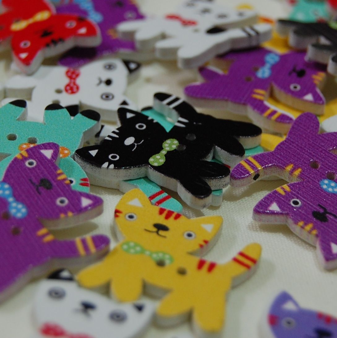 MIXED PACK OF 10 CATS WITH BOW BUTTONS, 2 HOLE.
