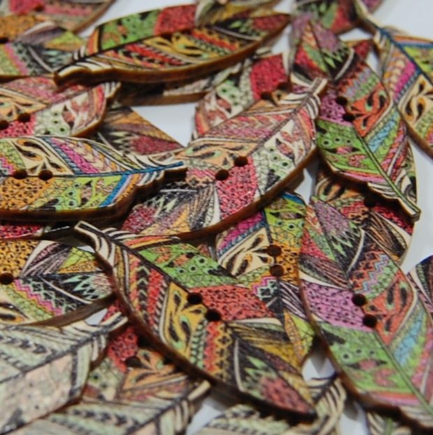 MIXED PACK OF 10 LARGE WOODEN LEAF BUTTONS 28MM - 2 HOLE.