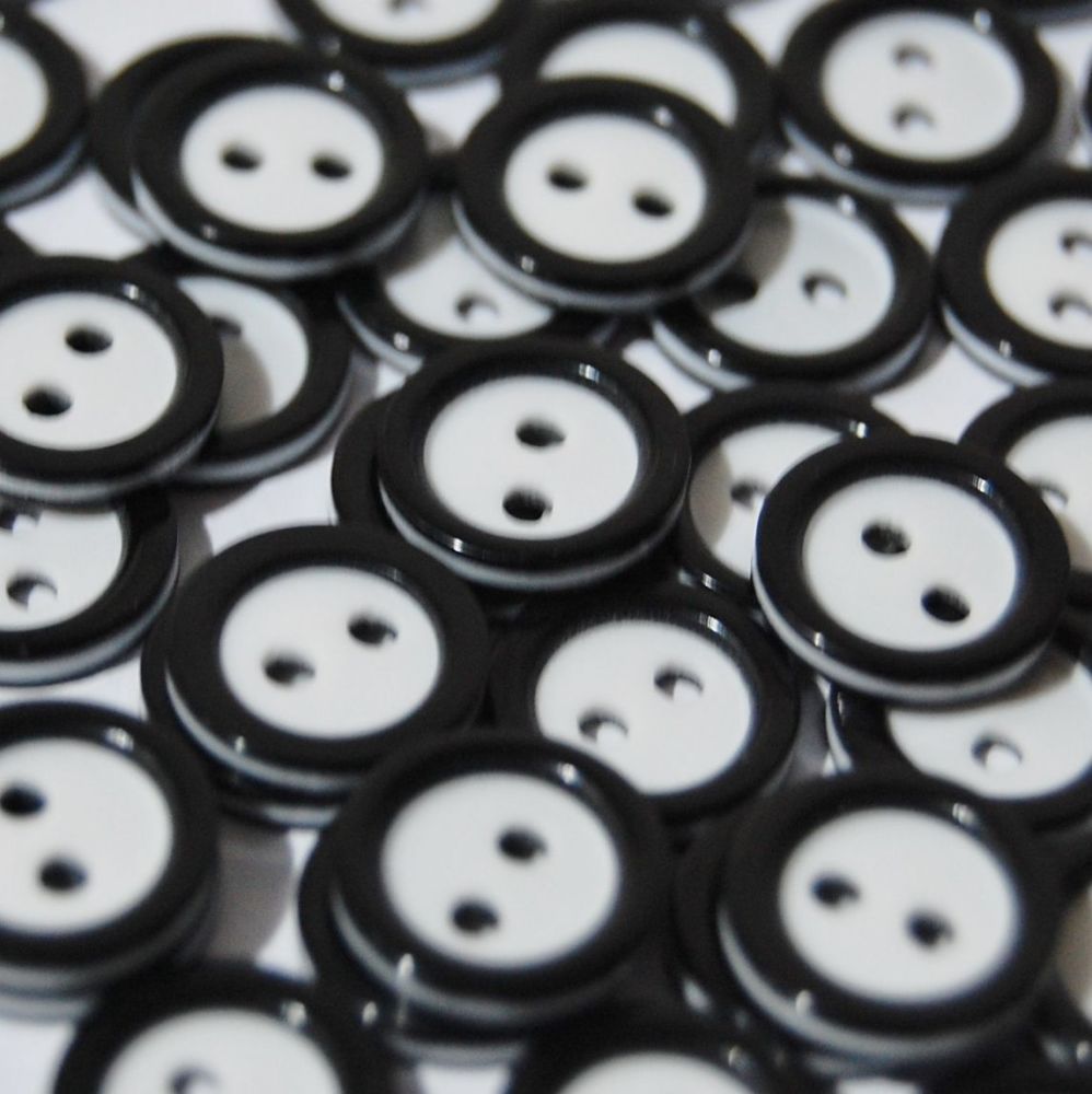 PACK OF 15 2 HOLE 10MM BUTTONS,  IN BLACK AND WHITE.
