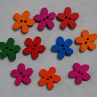 PACK OF 10 SMALL WOODEN FLOWER BUTTON EMBELLISHMENTS, 15MM X 15MM.