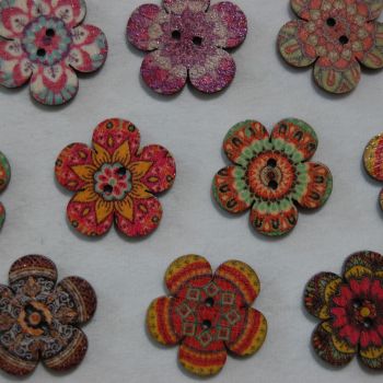 PACK OF 10 LARGE  WOODEN FLOWER BUTTON EMBELLISHMENTS, 26MM X 26MM.