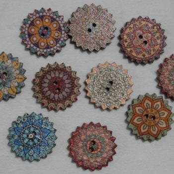 PACK OF 10 WOODEN FLOWER BUTTON EMBELLISHMENTS, 20MM X 20MM.