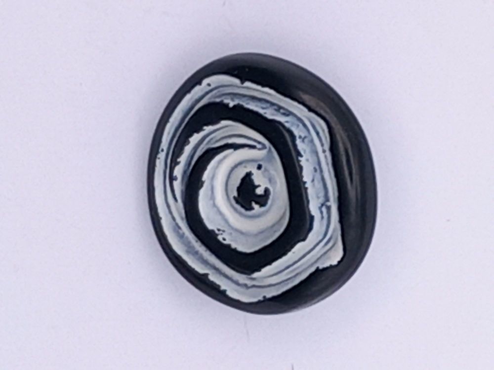 Buttons: Black rose approx 20mm shank fix
