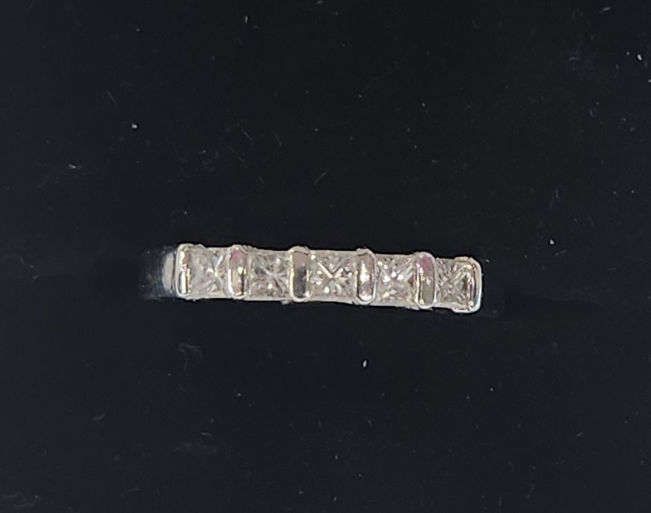 18ct White Gold Diamond ET