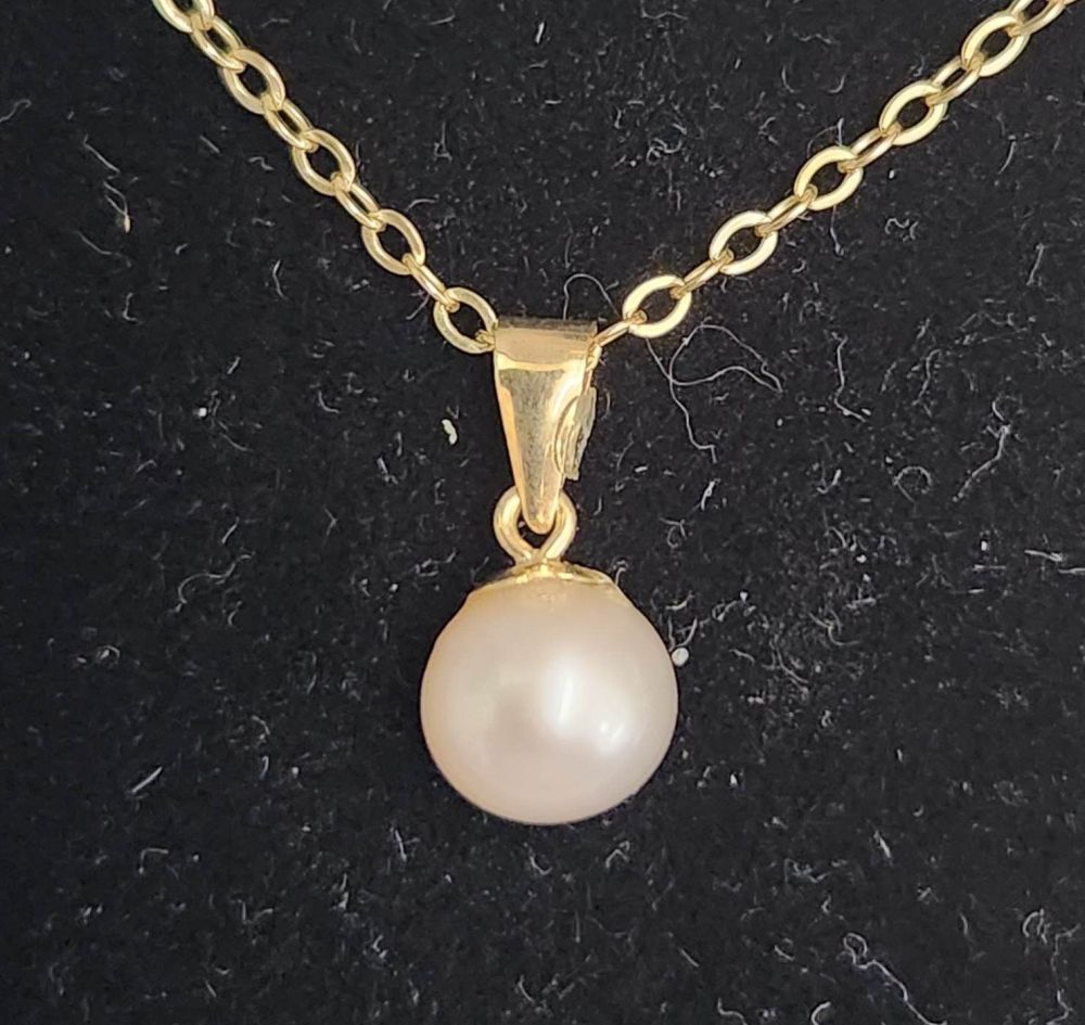 9ct Yellow Gold Pearl with chain